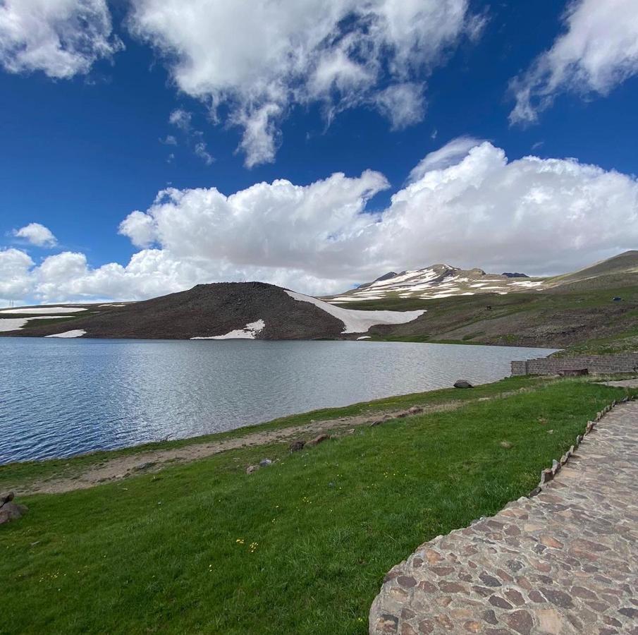 Mount Aragats Aparthotel Byurakan Bagian luar foto